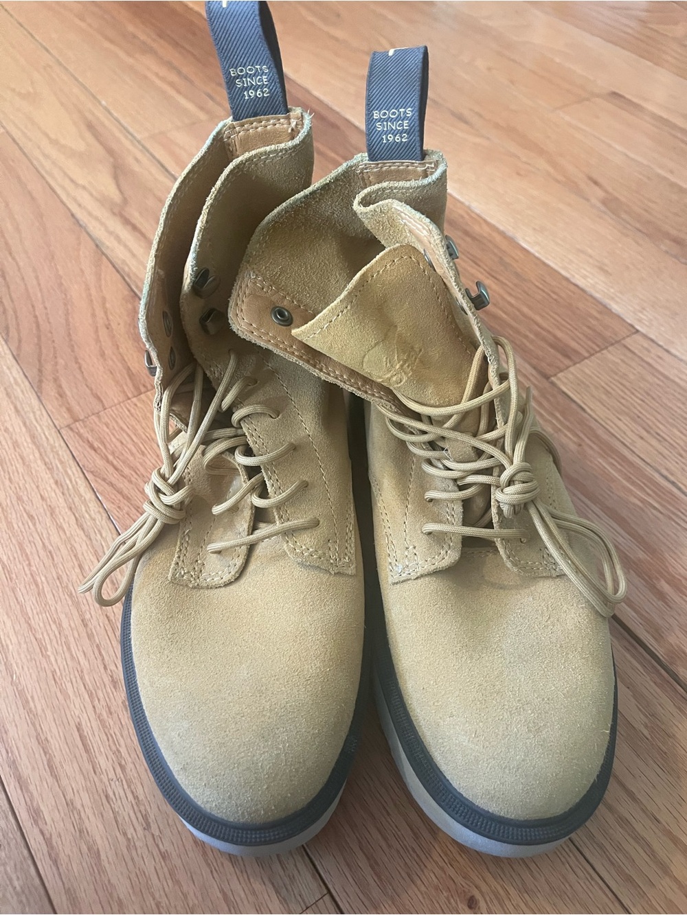 WoMen's Sorel Lace-Up tan boots